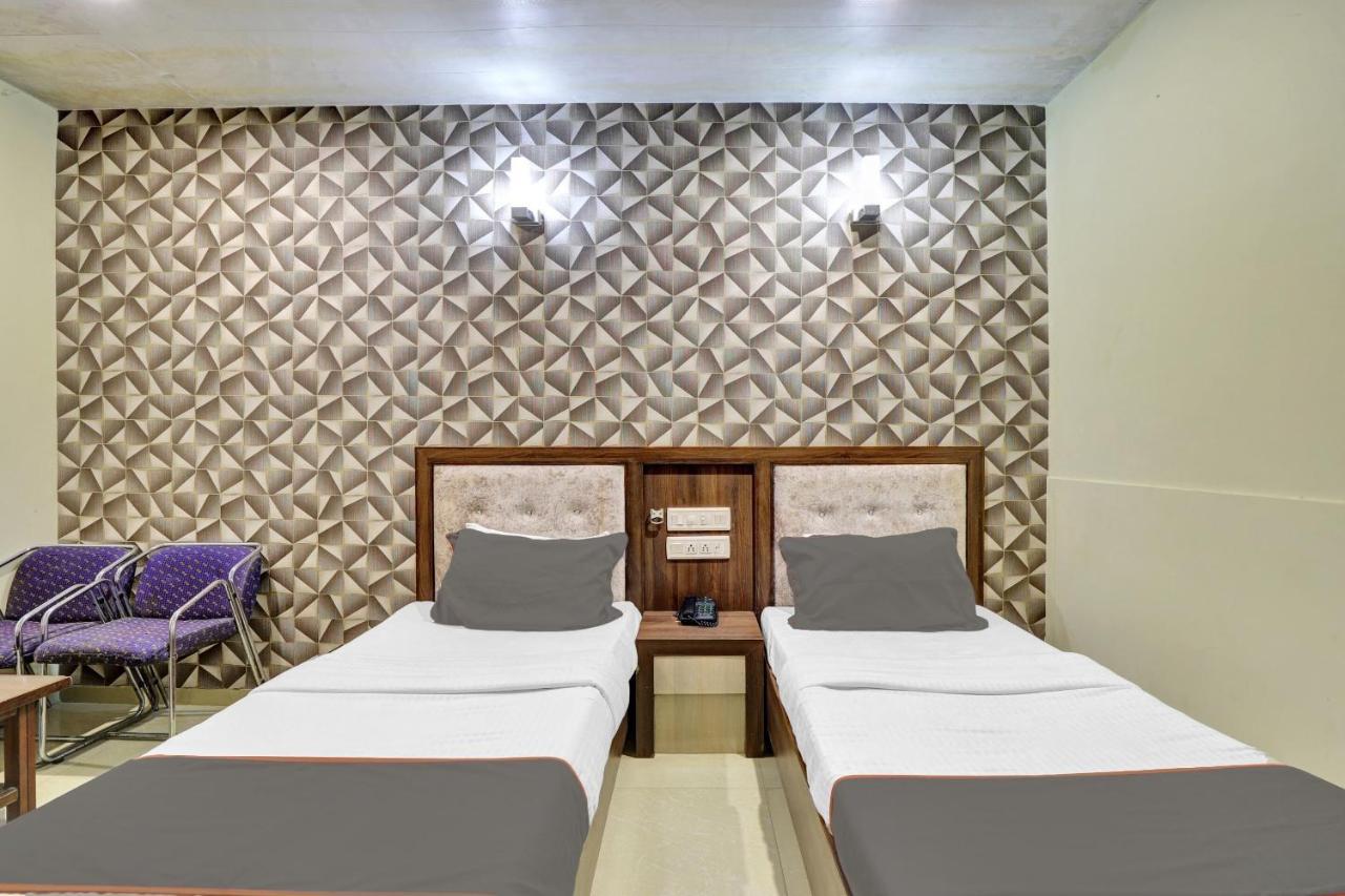 Collection O 82926 Hotel Royal Plaza Ахмедабад Экстерьер фото