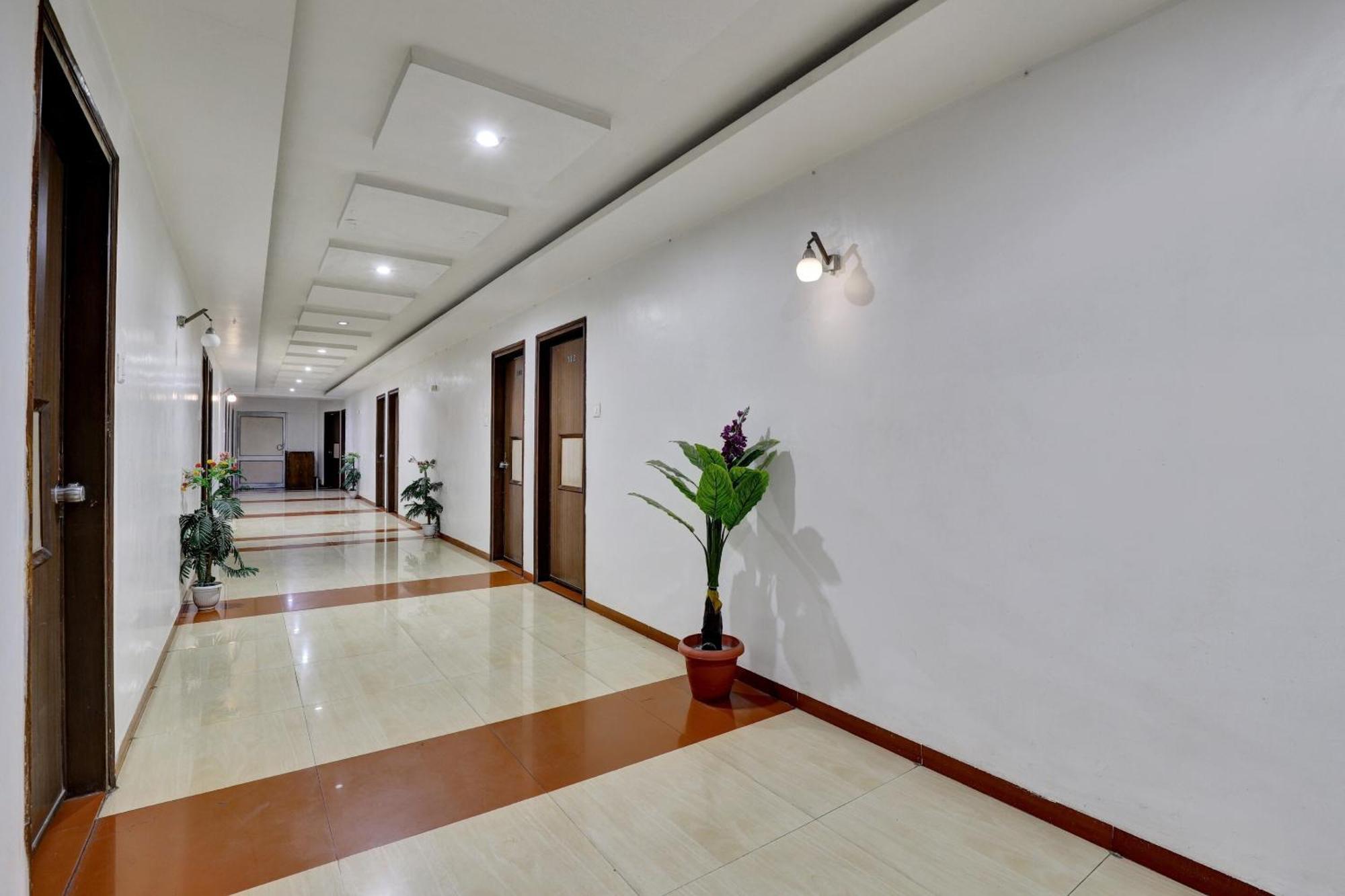 Collection O 82926 Hotel Royal Plaza Ахмедабад Экстерьер фото