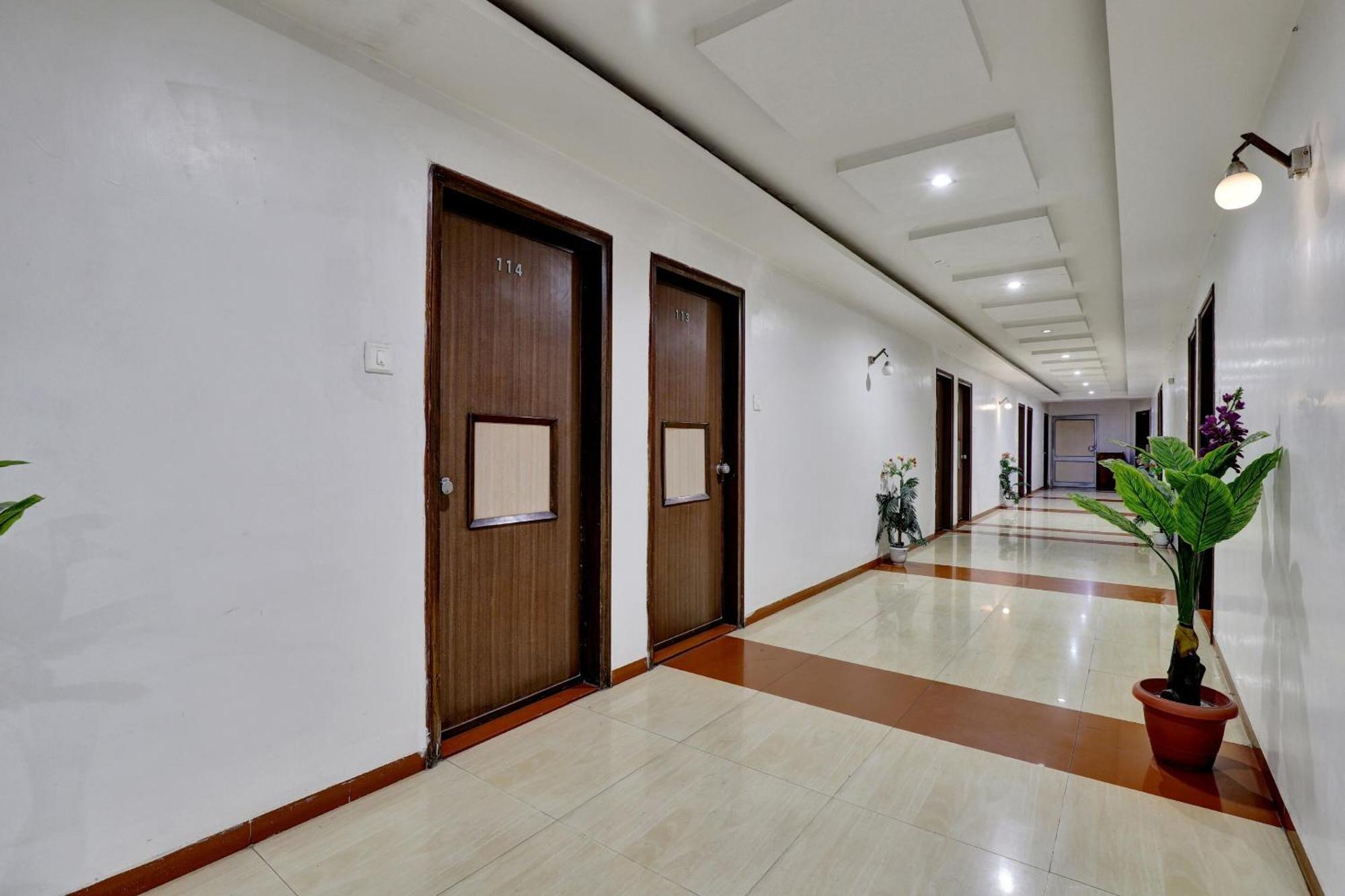 Collection O 82926 Hotel Royal Plaza Ахмедабад Экстерьер фото