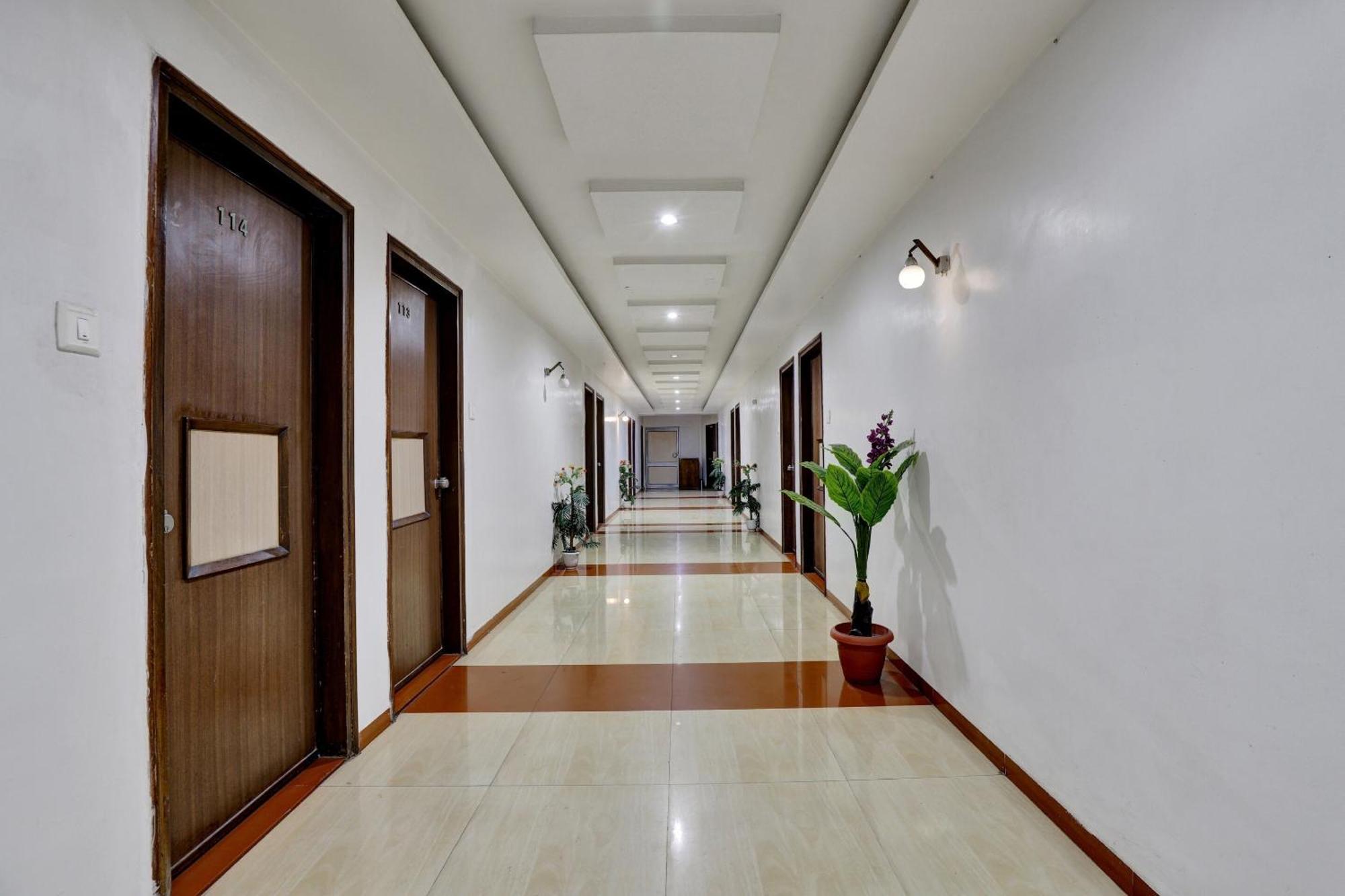 Collection O 82926 Hotel Royal Plaza Ахмедабад Экстерьер фото