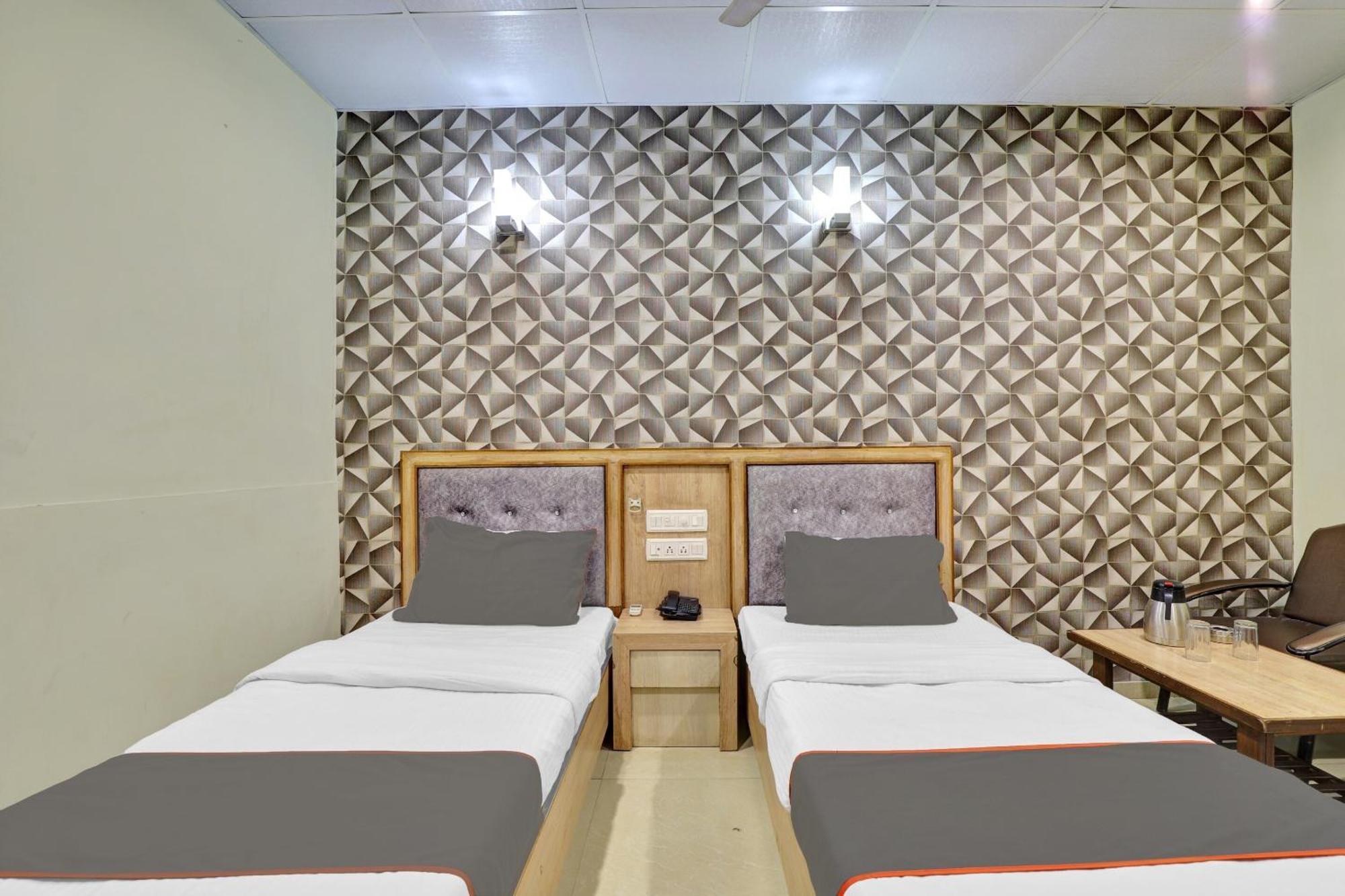Collection O 82926 Hotel Royal Plaza Ахмедабад Экстерьер фото